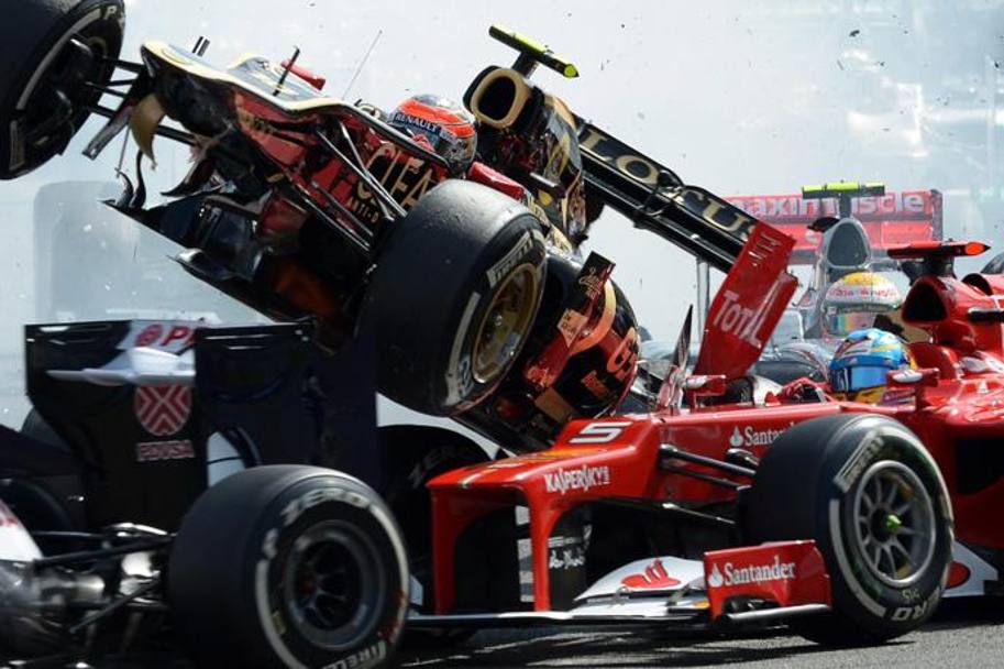 Spa 2012: la Lotus di Grosjean vola sulla testa di Alonso. Epa 